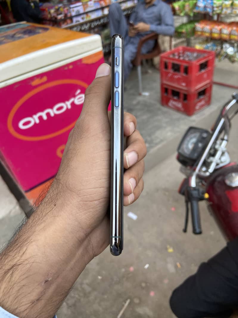Apple iPhone 11 Pro Max 4