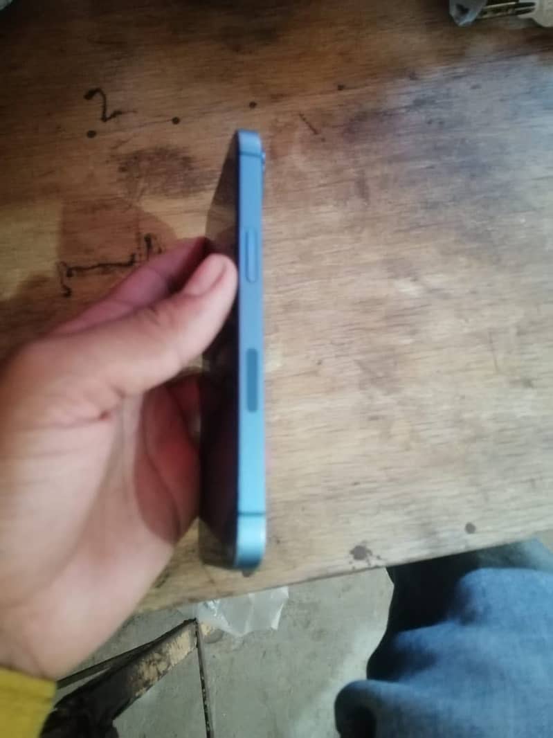 Apple iPhone 13 2