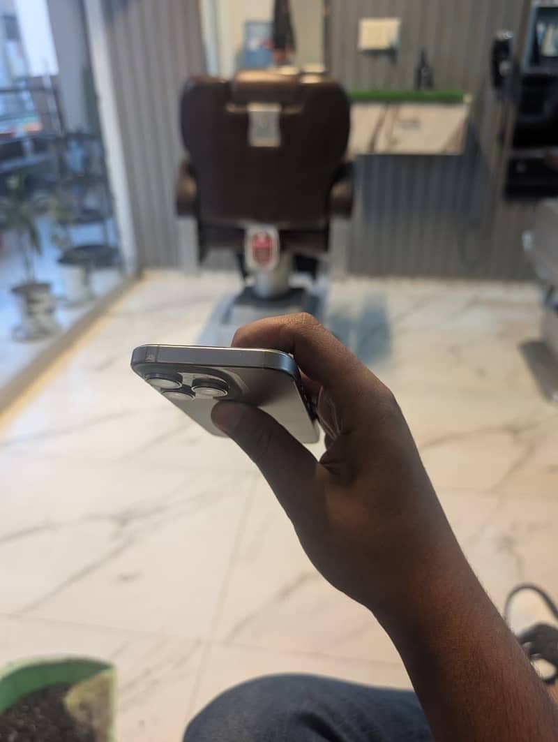 Apple iPhone 16 Pro 3