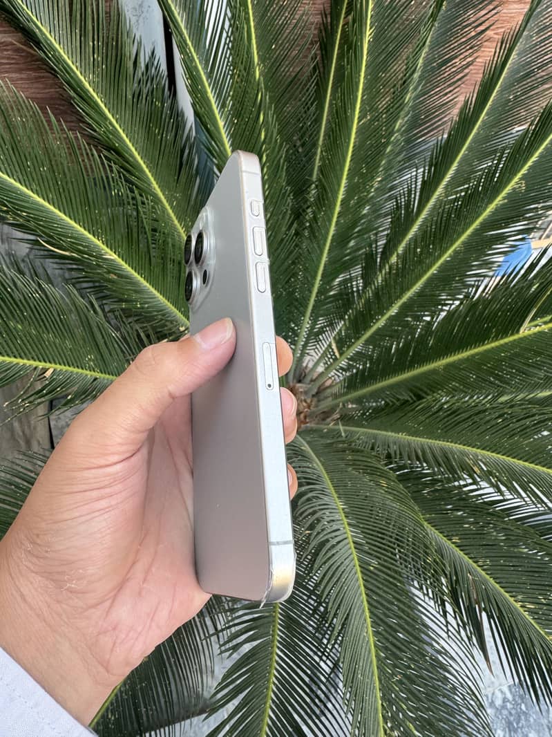 Apple iPhone 15 Pro Max 6