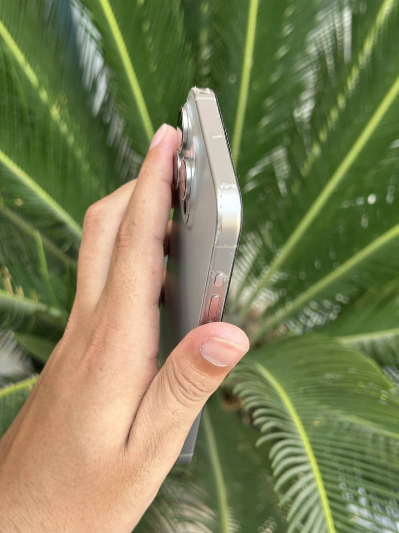 Apple iPhone 15 Pro Max 4