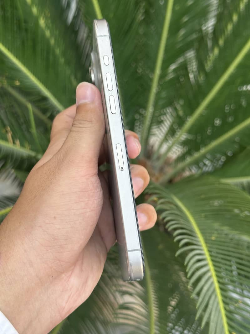 Apple iPhone 15 Pro Max 5