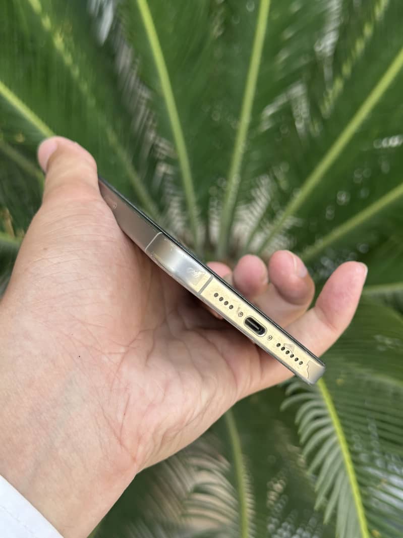 Apple iPhone 15 Pro Max 6