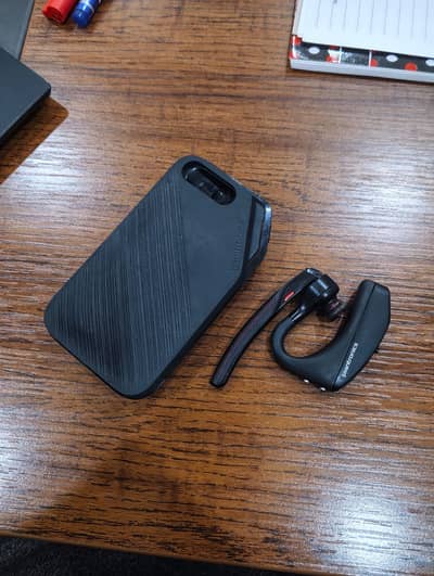 Plantronics Voyager v5200 – Original Headset + Charging Case