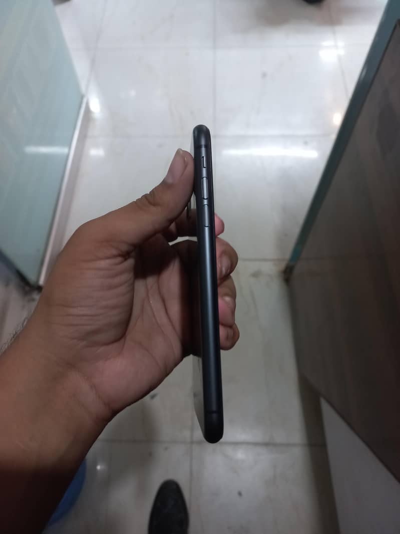 Apple iPhone 11 4