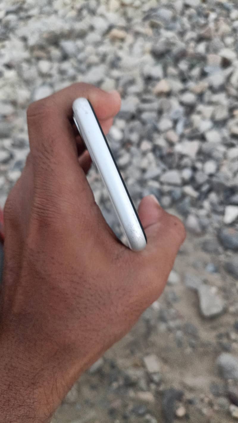 Apple iPhone 11 4