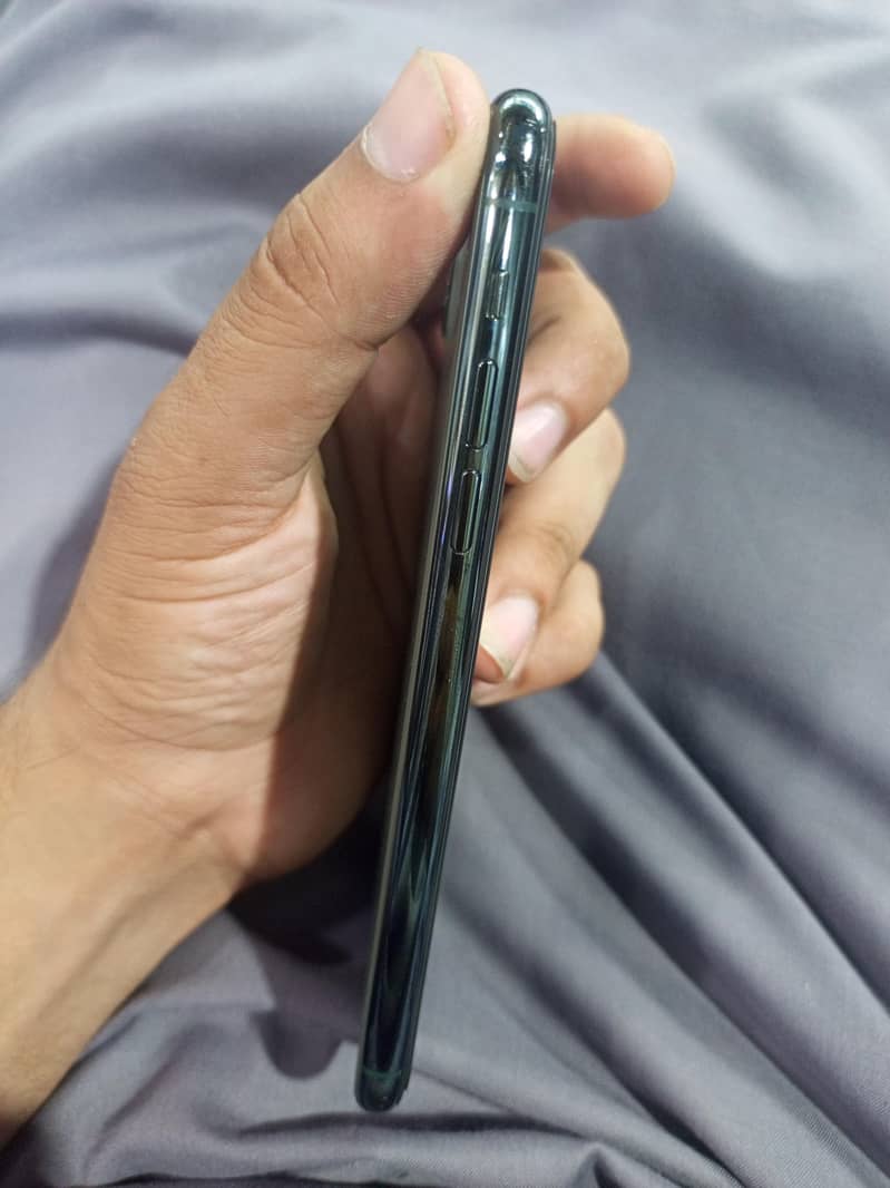 Apple iPhone 11 Pro Max 4