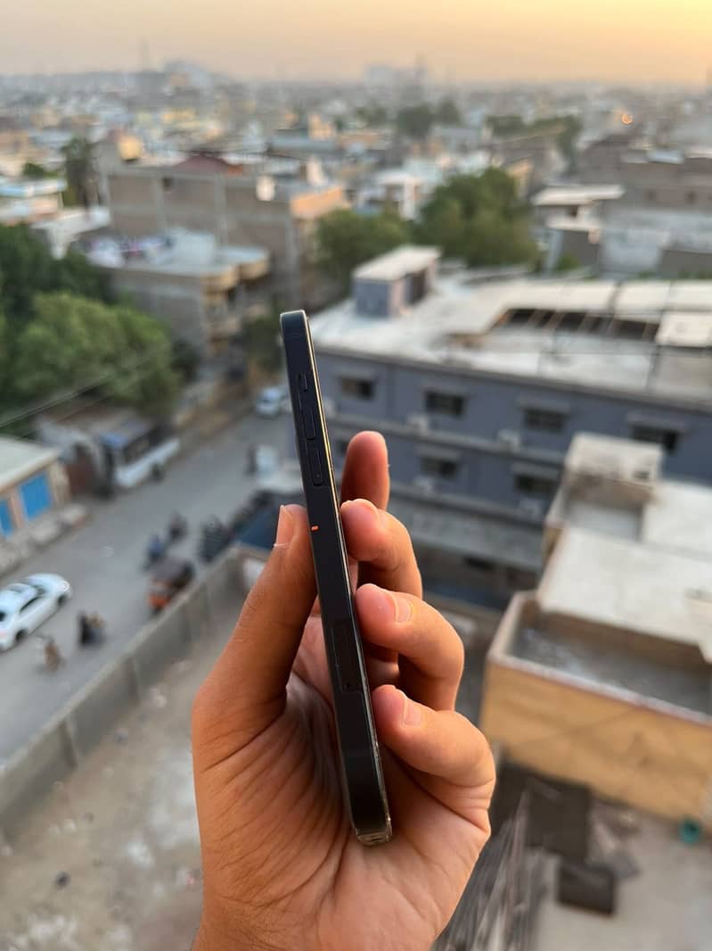 Apple iPhone 13 2