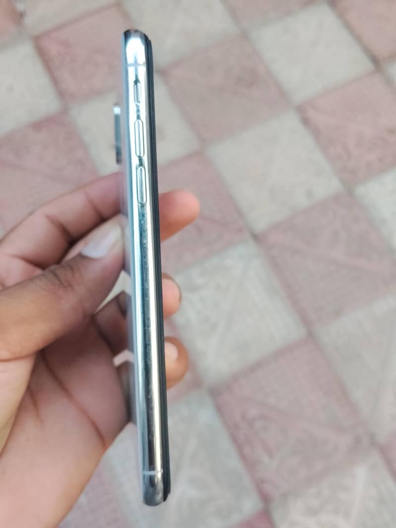 Apple iPhone X 4
