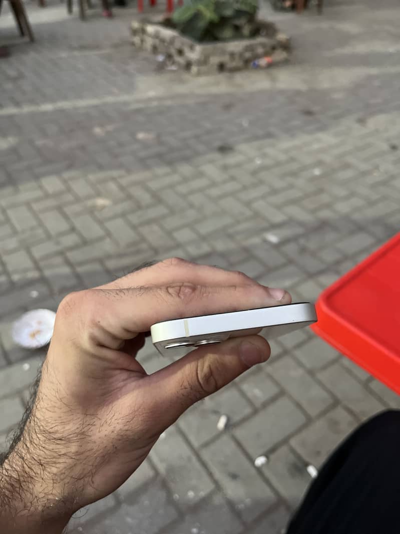 Apple iPhone 13 2