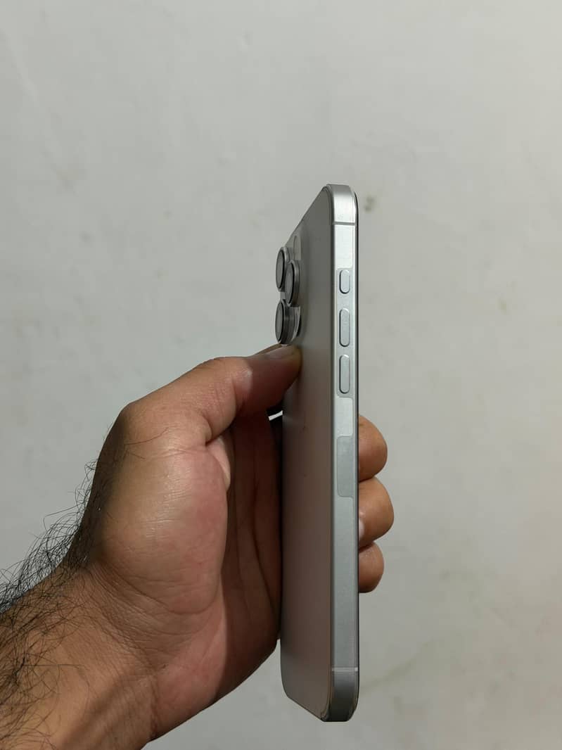 Apple iPhone 16 Pro Max 2