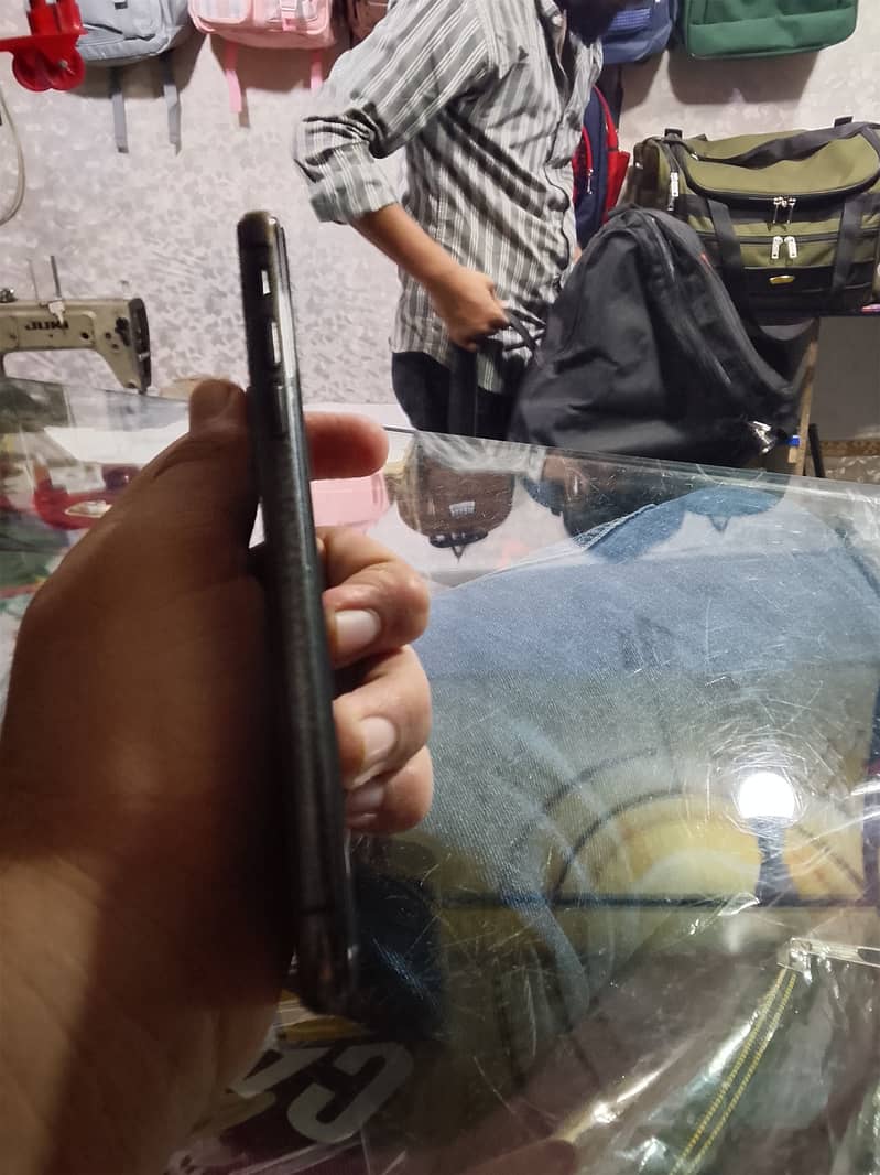 Apple iPhone XS 3