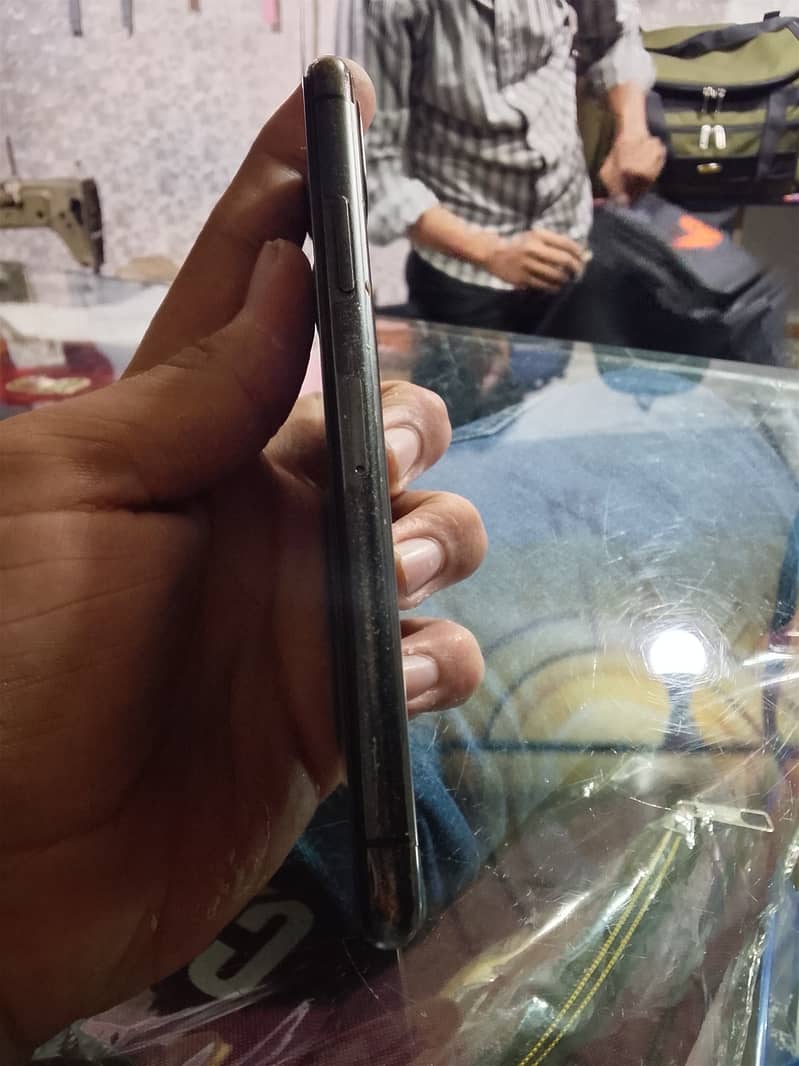 Apple iPhone XS 4