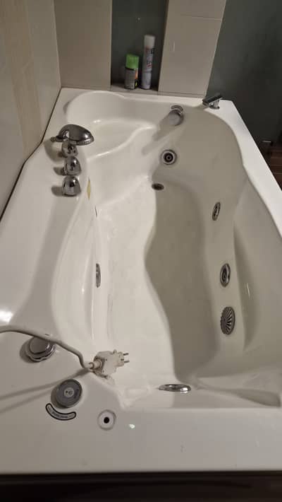 White hot tub/ jacuzzi