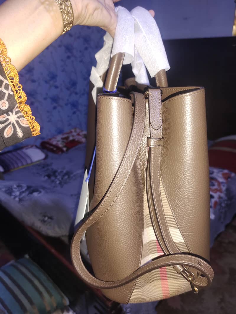 Burberry tote 0