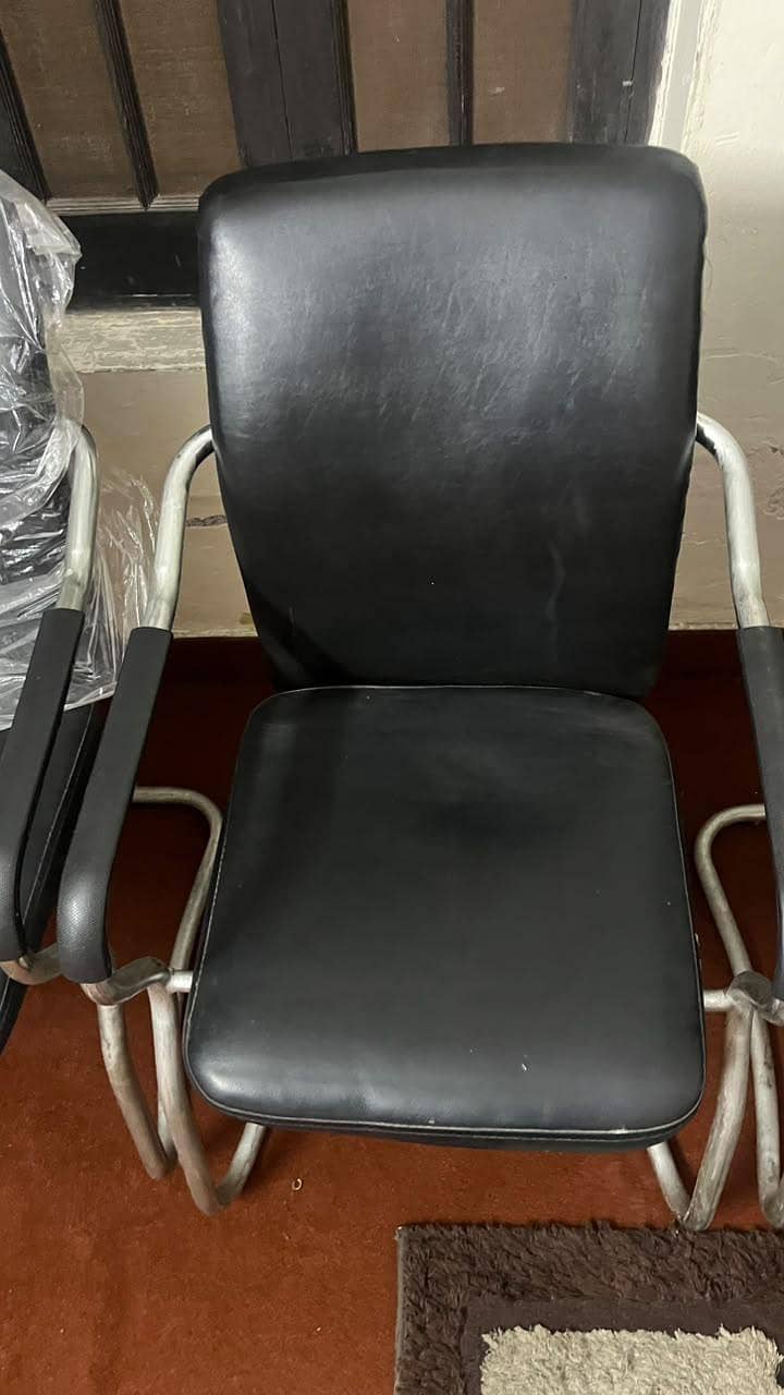 4 Solid Office Chairs 1