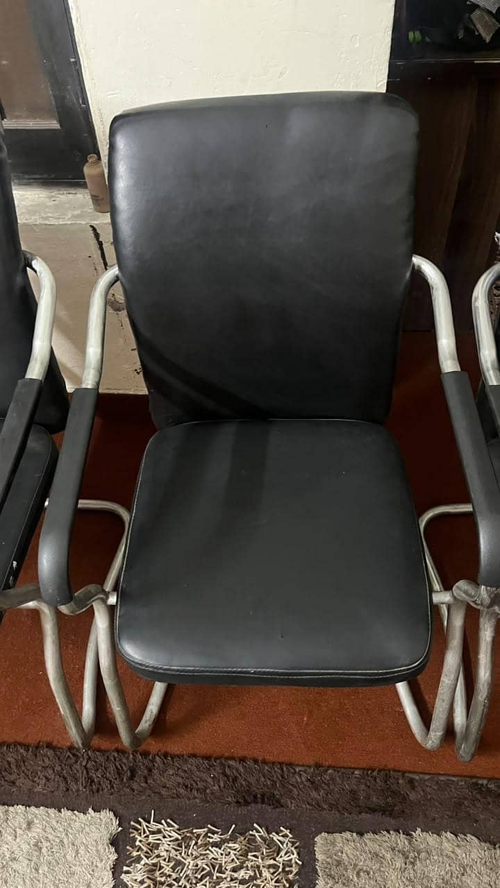 4 Solid Office Chairs 2