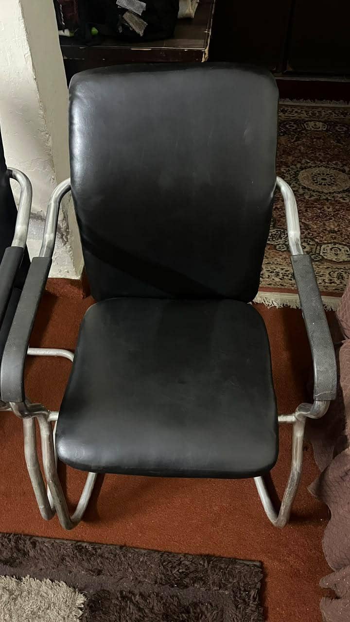 4 Solid Office Chairs 3