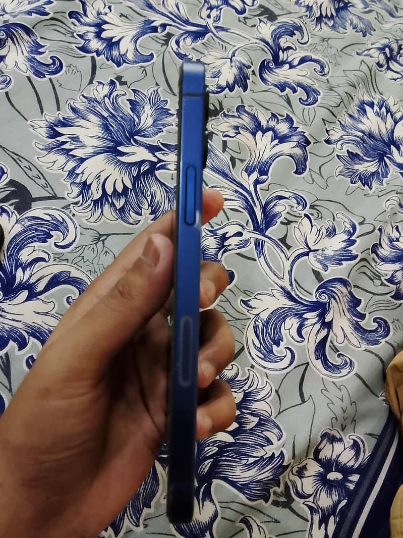 Apple iPhone 12 4