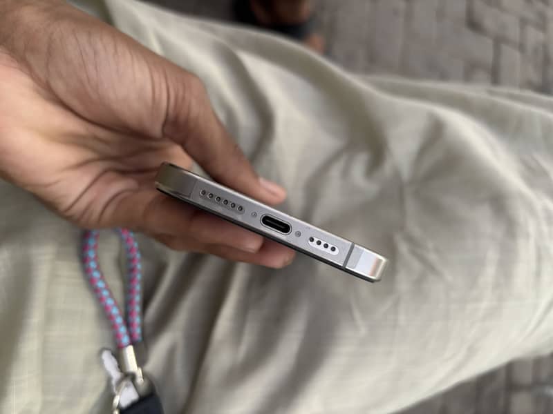 Apple iPhone 15 Pro Max 2