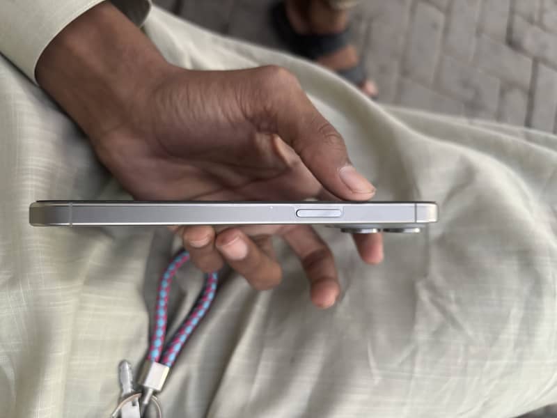 Apple iPhone 15 Pro Max 4