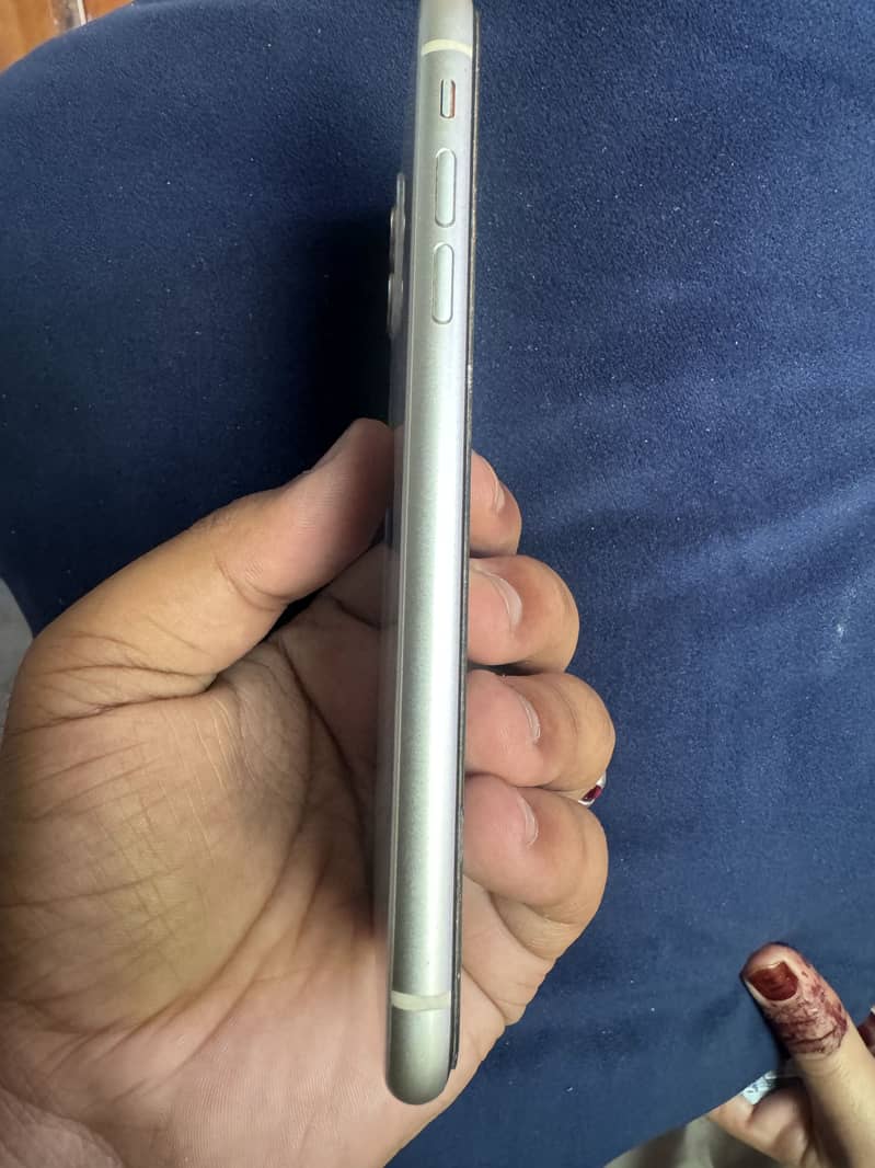 Apple iPhone 11 4