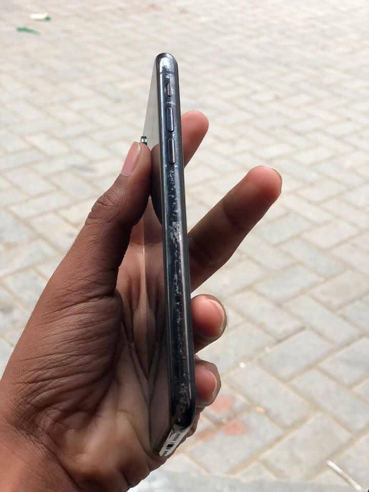 Apple iPhone X 4