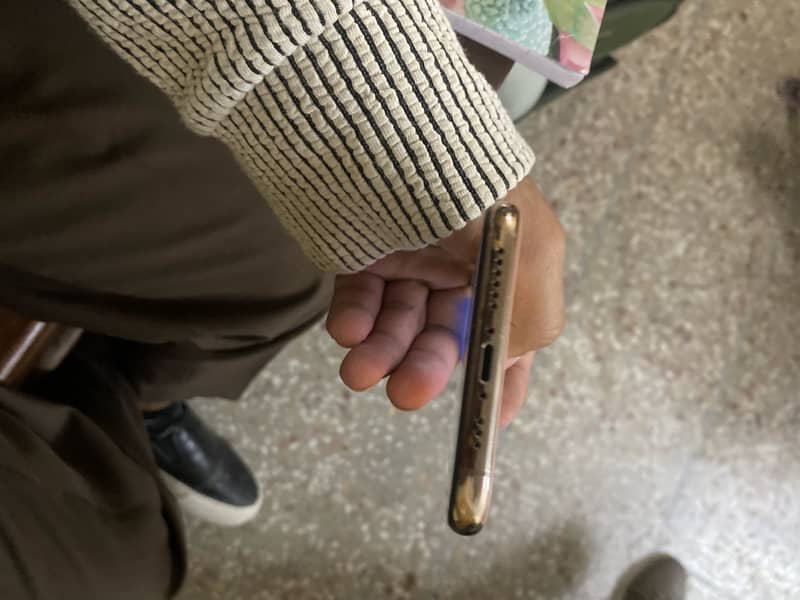 Apple iPhone XS 5