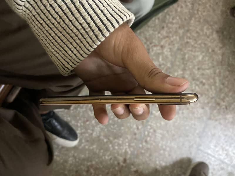 Apple iPhone XS 6