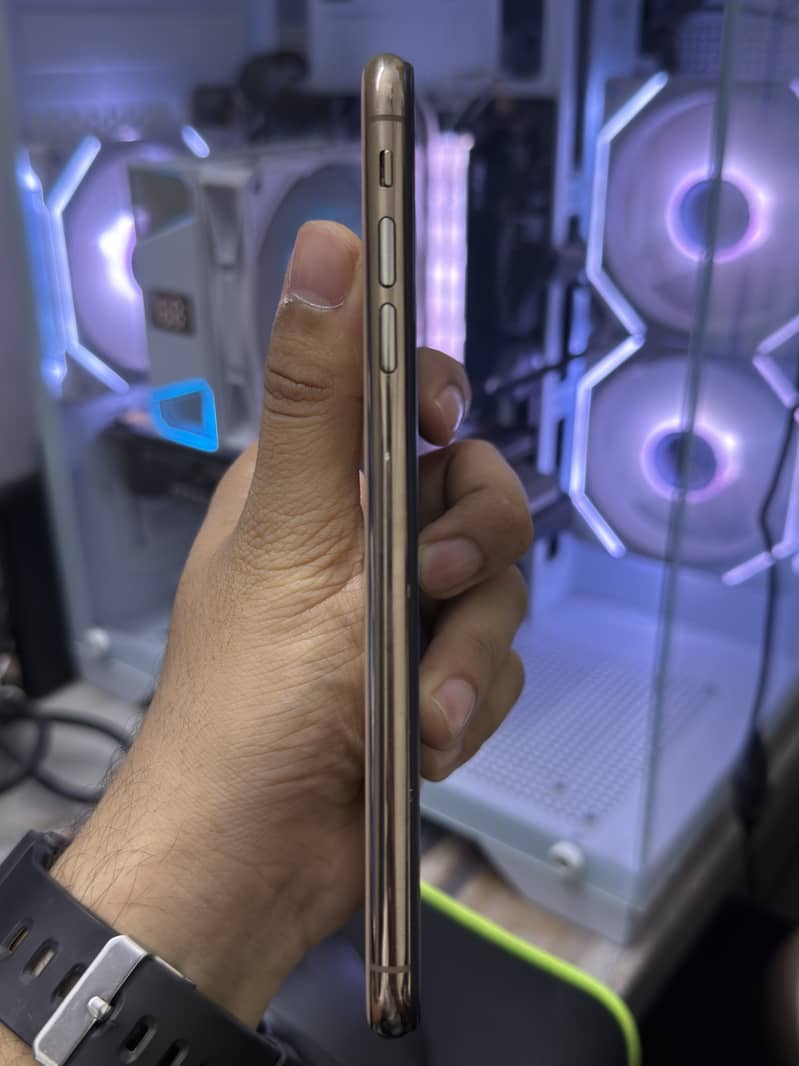 Apple iPhone XS Max 4