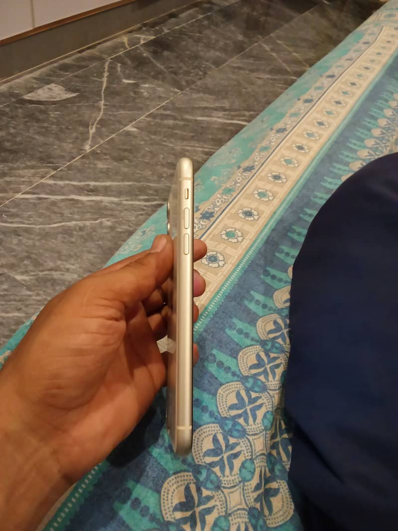 Apple iPhone 11 3