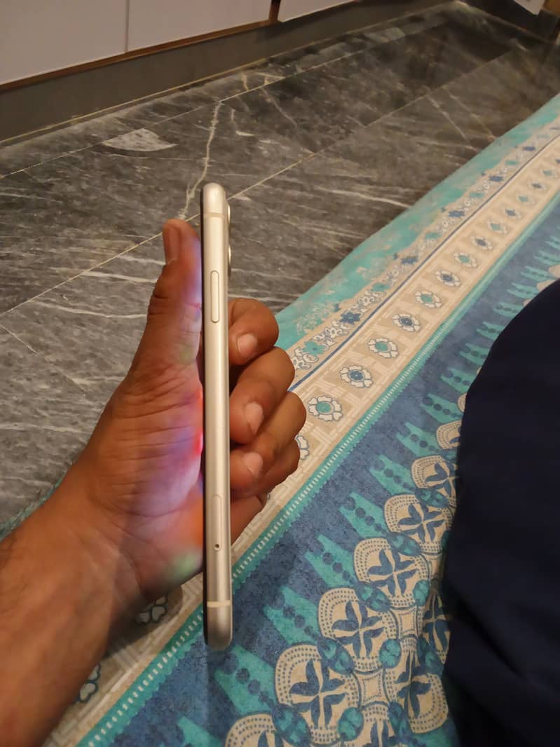 Apple iPhone 11 4