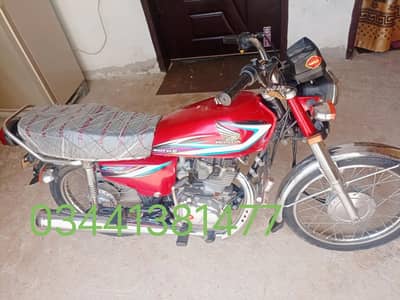 Honda 125 cc 2015 ka model hai Lahore ka number laga hua hai