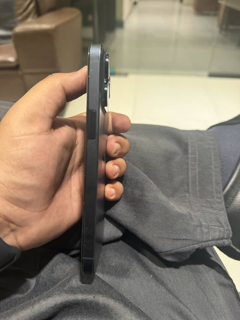 Apple iPhone 15 Pro Max 4