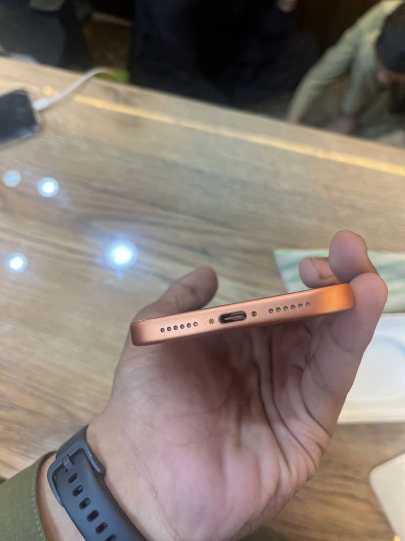 Apple iPhone 17 Pro Max 4