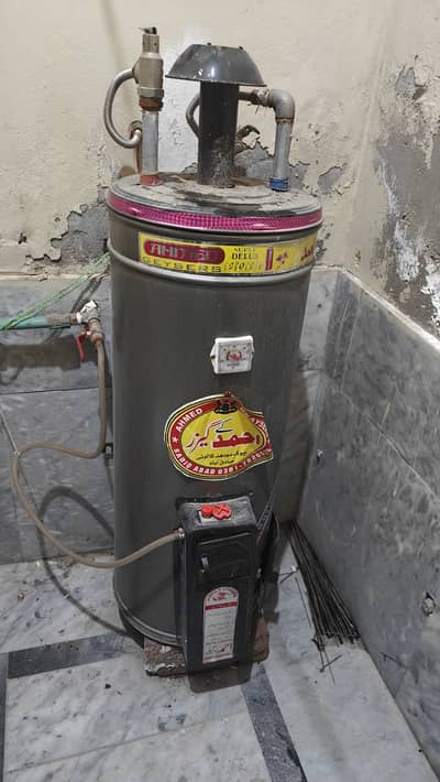 Heavy Steel body Gas Gyser almost new