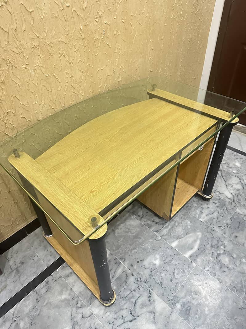computer/office table with thick glass 1