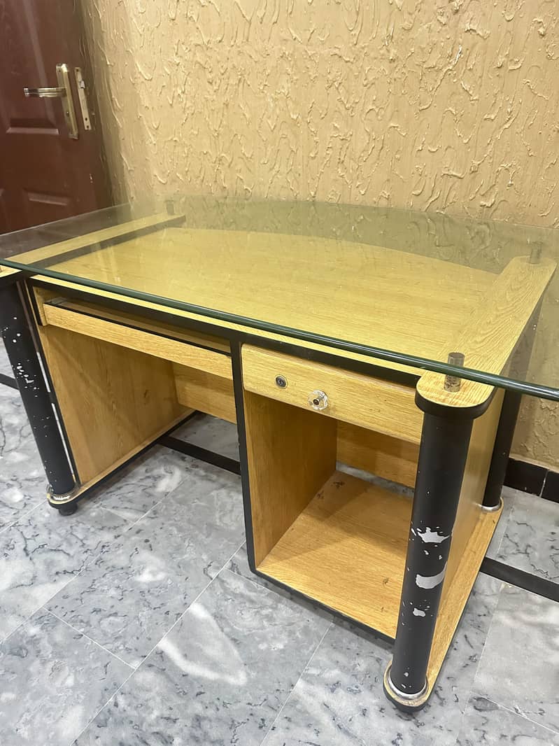 computer/office table with thick glass 3