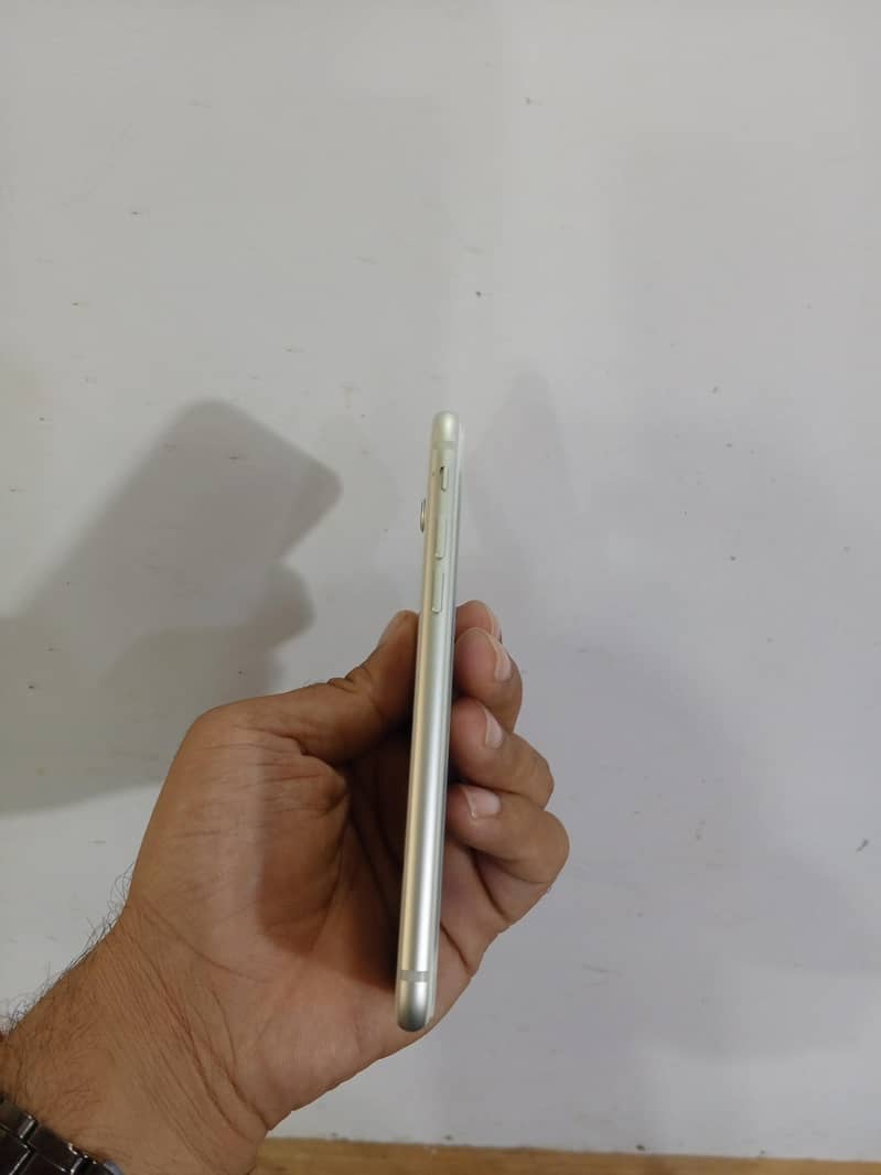 Apple iPhone 8 3