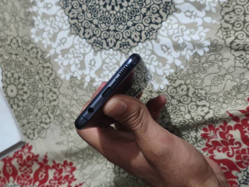 Samsung Mobile S10e 4