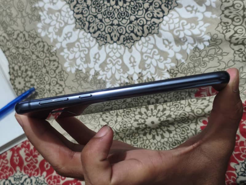 Samsung Mobile S10e 5