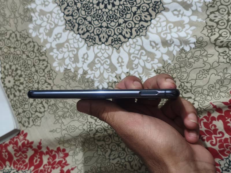 Samsung Mobile S10e 6