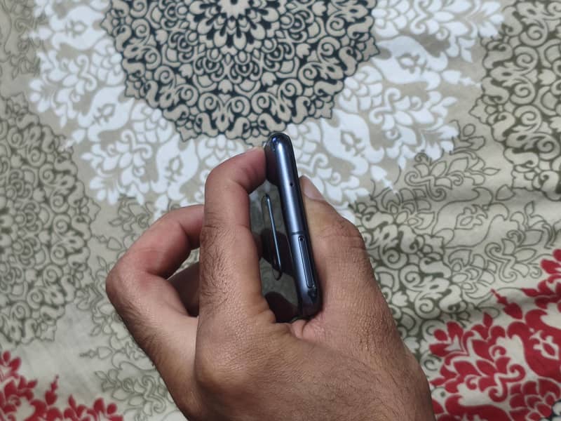 Samsung Mobile S10e 7