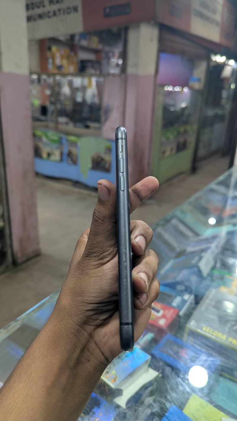 Apple iPhone 11 3