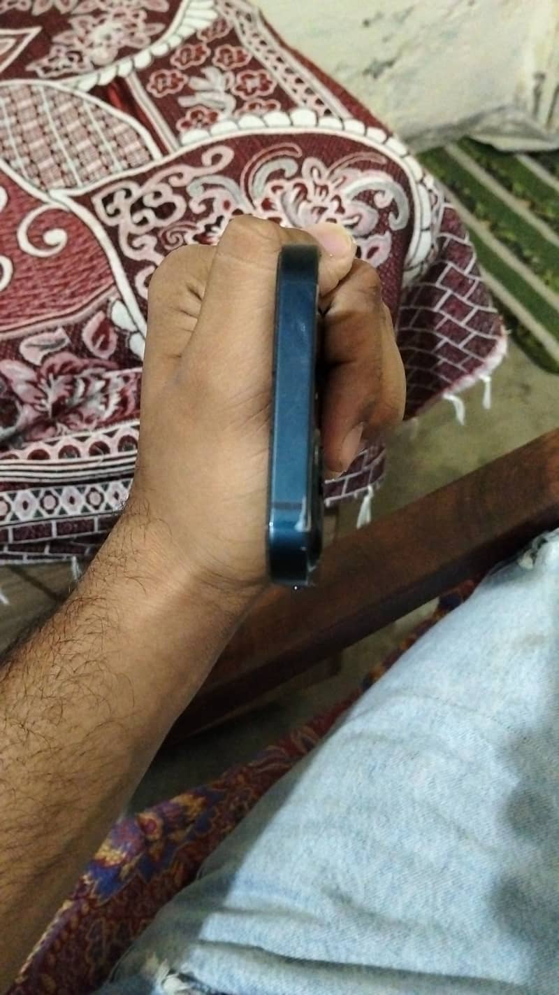 Apple iPhone 13 5