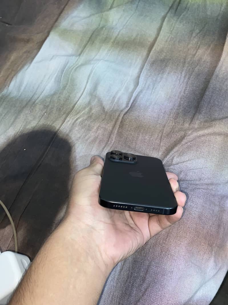 Apple iPhone 16 Pro Max 1