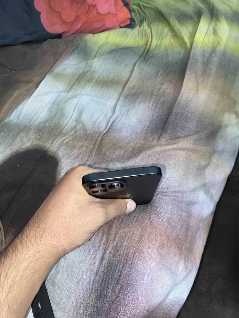 Apple iPhone 16 Pro Max 4
