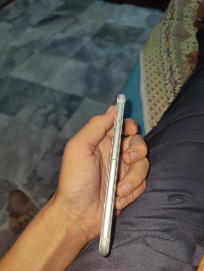 Apple iPhone 8 1
