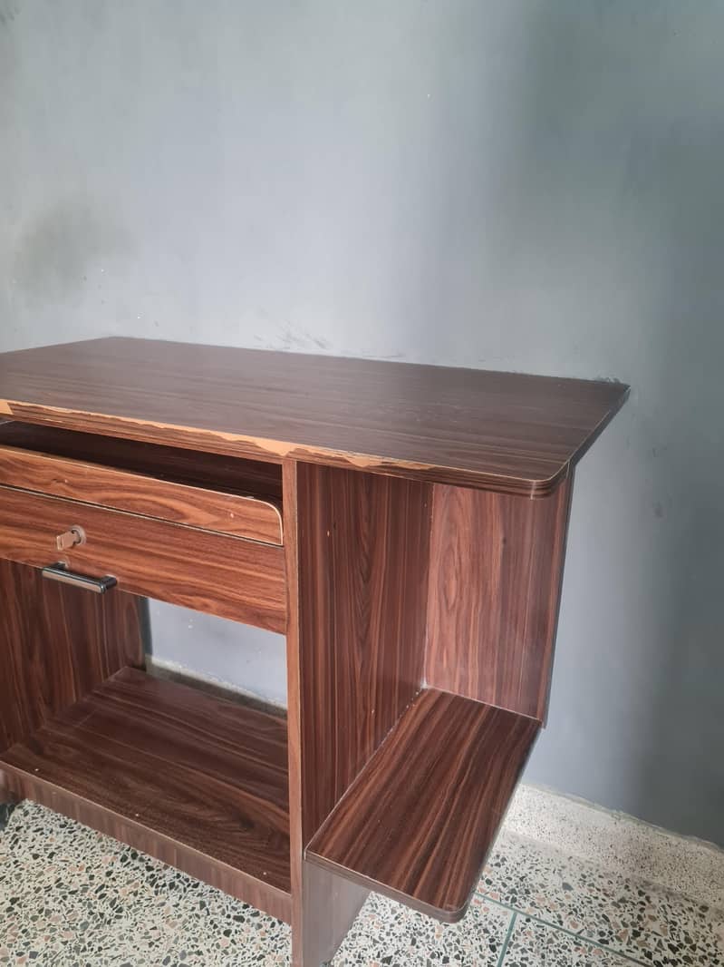 Computer table for sale 1