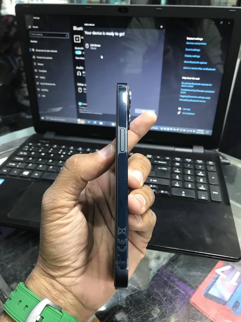 Apple iPhone 13 8